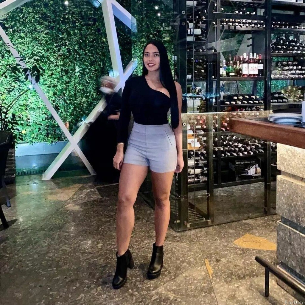 Stefanya, 28