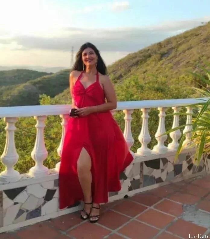 Emely, 44