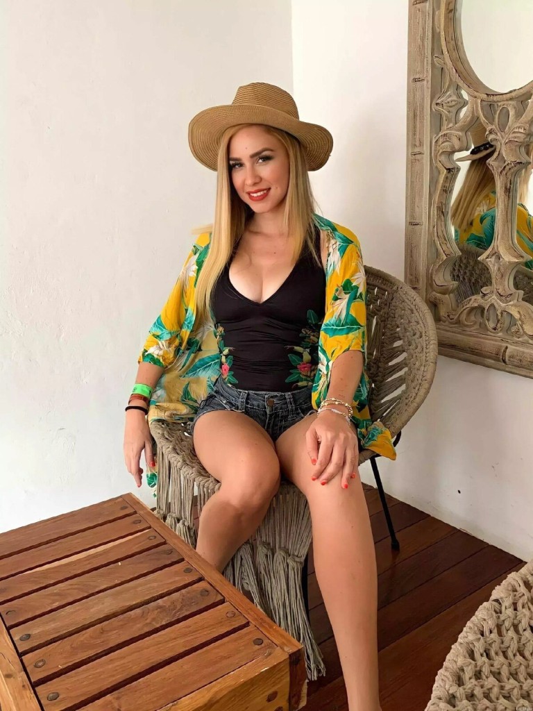 Micaela, 33
