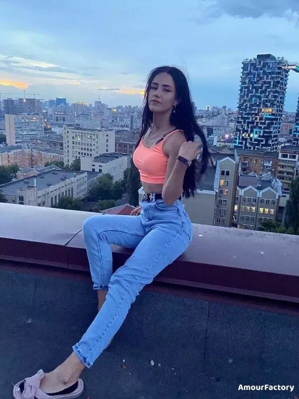 Yuliia, 25